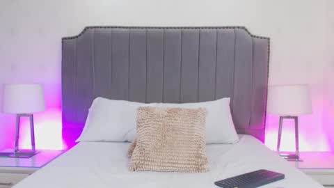 Alanah Bustamante online show from 5, 11, 2025