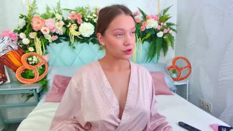 Snapshot of alice_charmy chatting on 27, 9, 2025 Alice in Wonderland online show from 27, 9, 2025