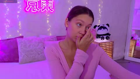 Snapshot of alice_charmy chatting on 13, 10, 2025 Alice in Wonderland online show from 13, 10, 2025