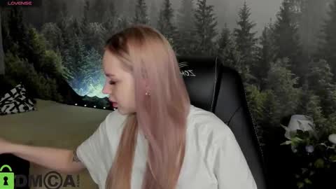 Snapshot of alice_elf chatting on 13, 11, 2025 Alice online show from 13, 11, 2025