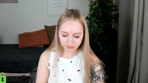 Snapshot of alice_elf chatting on 16, 11, 2025 Alice online show from 16, 11, 2025