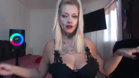 Snapshot of aliceesmiths chatting on 19, 11, 2025 aliceesmiths online show from 19, 11, 2025