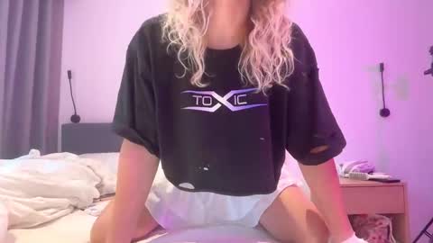 Snapshot of alicepinkhead chatting on 16, 10, 2025 AlicePinkhead online show from 16, 10, 2025