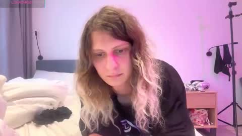Snapshot of alicepinkhead chatting on 21, 10, 2025 AlicePinkhead online show from 21, 10, 2025