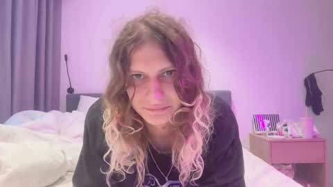 Snapshot of alicepinkhead chatting on 7, 11, 2025 AlicePinkhead online show from 7, 11, 2025