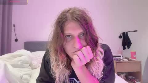 Snapshot of alicepinkhead chatting on 20, 11, 2025 AlicePinkhead online show from 20, 11, 2025