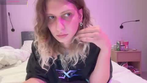 Snapshot of alicepinkhead chatting on 22, 11, 2025 AlicePinkhead online show from 22, 11, 2025