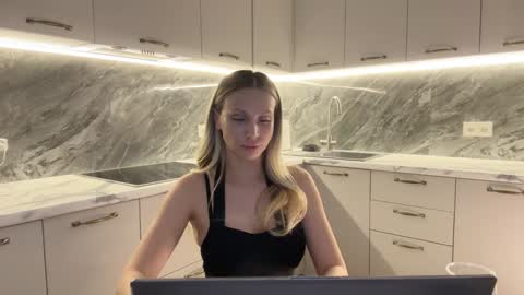 Snapshot of alicewonders_ chatting on 6, 12, 2024 Alice online show from 6, 12, 2024