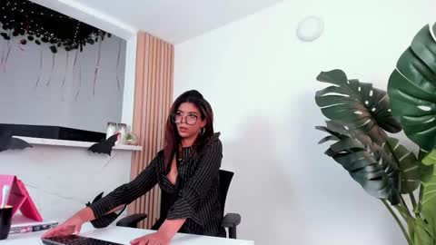 Snapshot of alinasweett_ chatting on 26, 10, 2025 online show from 26, 10, 2025