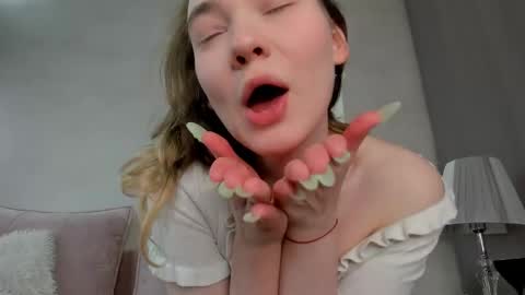 Snapshot of alisa_lesly chatting on 7, 2, 2025 Alisa GMT2 Wen - Sun 10 AM - 4 PM except Monday and Tuesday online show from 7, 2, 2025