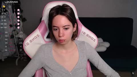 Snapshot of allie_hazie chatting on 24, 10, 2025 alice online show from 24, 10, 2025