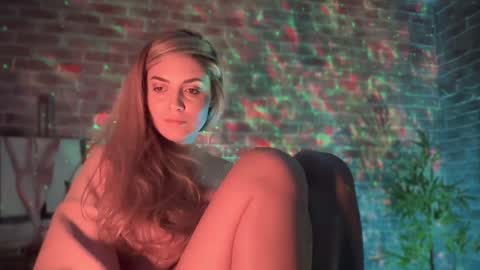 Snapshot of alliesynns chatting on 16, 12, 2024 Allie online show from 16, 12, 2024