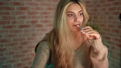 Snapshot of alliesynns chatting on 23, 12, 2024 Allie online show from 23, 12, 2024