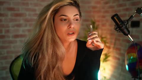 Snapshot of alliesynns chatting on 24, 12, 2024 Allie online show from 24, 12, 2024