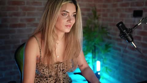 Snapshot of alliesynns chatting on 10, 1, 2025 Allie online show from 10, 1, 2025