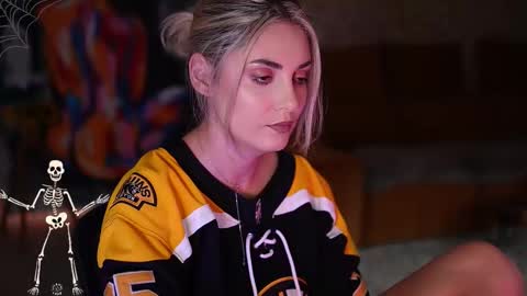 Snapshot of alliesynns chatting on 23, 10, 2025 Allie online show from 23, 10, 2025