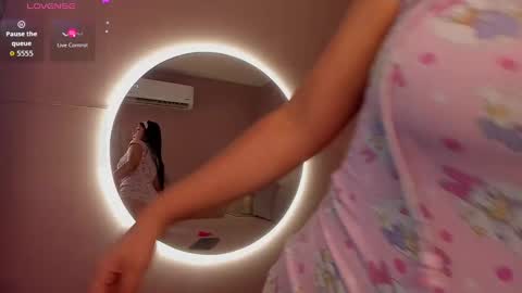 Snapshot of allisonpariss chatting on 23, 10, 2025 alison online show from 23, 10, 2025