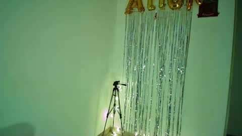 Snapshot of allisson_rose chatting on 15, 11, 2025 Alli online show from 15, 11, 2025