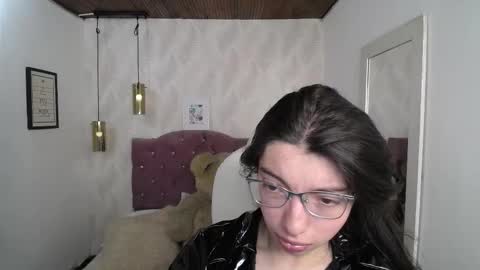 Snapshot of alllyson_ chatting on 17, 12, 2025 alison online show from 17, 12, 2025