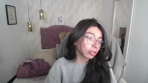 Snapshot of alllyson_ chatting on 18, 12, 2025 alison online show from 18, 12, 2025