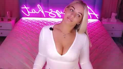 Snapshot of allwayshottt chatting on 4, 2, 2026 AlwaysHot online show from 4, 2, 2026