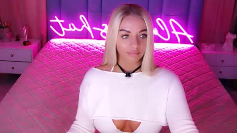 Snapshot of allwayshottt chatting on 8, 3, 2026 AlwaysHot online show from 8, 3, 2026