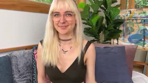 Snapshot of allyelliot chatting on 9, 10, 2025 Ally Elliot online show from 9, 10, 2025