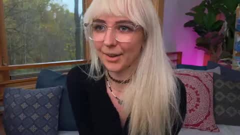 Snapshot of allyelliot chatting on 28, 10, 2025 Ally Elliot online show from 28, 10, 2025