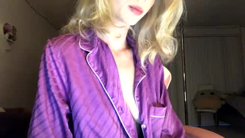 Snapshot of allyoursss1212 chatting on 9, 10, 2025 Ally Girl In Her Ally World online show from 9, 10, 2025