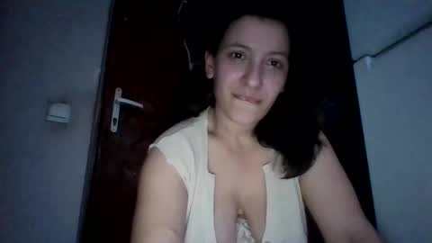 Snapshot of alma_amy chatting on 4, 1, 2025 Alma online show from 4, 1, 2025