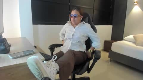 Snapshot of alma_fenix chatting on 10, 10, 2025 ALMA FENIX online show from 10, 10, 2025