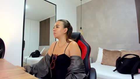 Snapshot of alma_fenix chatting on 22, 10, 2025 ALMA FENIX online show from 22, 10, 2025