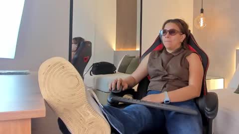 Snapshot of alma_fenix chatting on 4, 11, 2025 ALMA FENIX online show from 4, 11, 2025