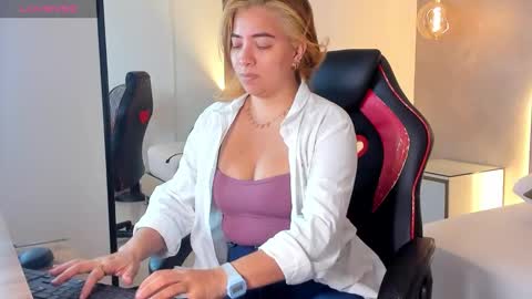 Snapshot of alma_fenix chatting on 20, 11, 2025 ALMA FENIX online show from 20, 11, 2025