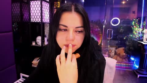 Snapshot of alma_pearl chatting on 8, 11, 2025 Alma online show from 8, 11, 2025