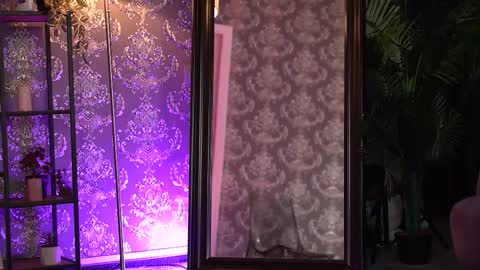 Snapshot of almavelia chatting on 18, 10, 2025 Alma online show from 18, 10, 2025