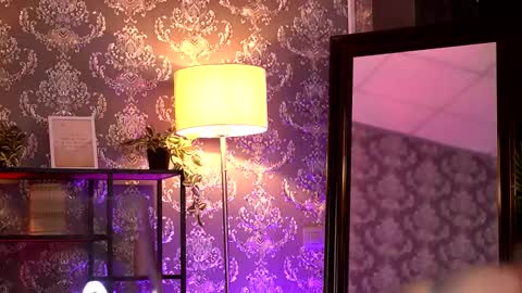 Snapshot of almavelia chatting on 13, 11, 2025 Alma online show from 13, 11, 2025