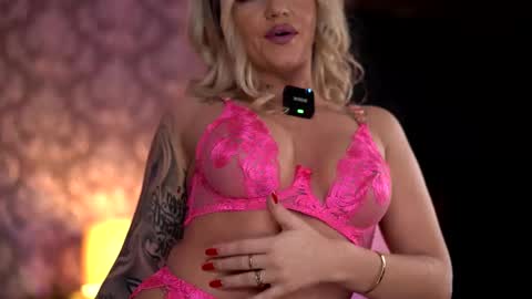 Snapshot of almavelia chatting on 14, 11, 2025 Alma online show from 14, 11, 2025