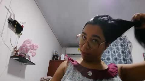 Snapshot of aly826805 chatting on 27, 10, 2025 analia online show from 27, 10, 2025