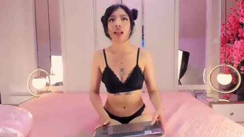 Snapshot of ameliatrevicott chatting on 8, 11, 2025 AMELIA TREVICOTT online show from 8, 11, 2025