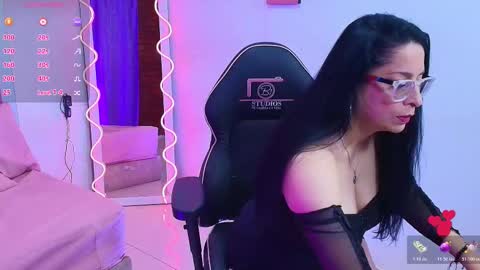 Snapshot of amely_tay chatting on 20, 10, 2025 AMELY online show from 20, 10, 2025