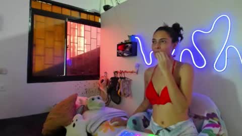 Snapshot of amy_and_eloise chatting on 19, 10, 2025 AmyEloise online show from 19, 10, 2025