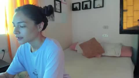 Snapshot of amy_and_eloise chatting on 10, 11, 2025 AmyEloise online show from 10, 11, 2025