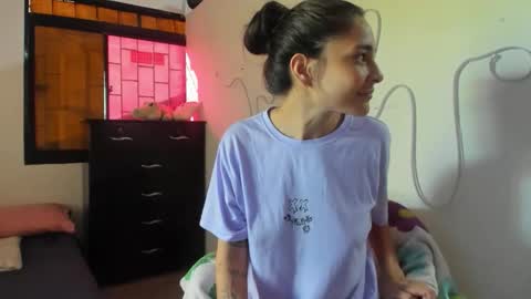 Snapshot of amy_and_eloise chatting on 16, 11, 2025 AmyEloise online show from 16, 11, 2025