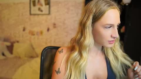 Snapshot of amy_johns_ chatting on 12, 11, 2025 amy_johns_ online show from 12, 11, 2025