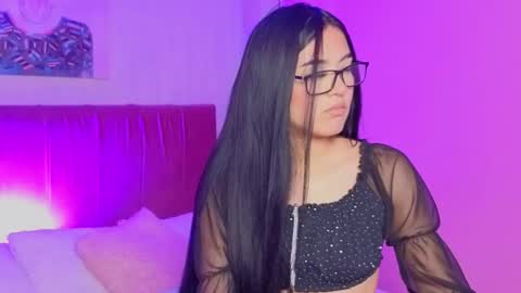 Snapshot of amy_saenz_ chatting on 8, 10, 2025 amy_saenz_ online show from 8, 10, 2025