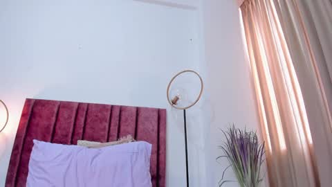 Andra Cyrus online show from 7, 1, 2025