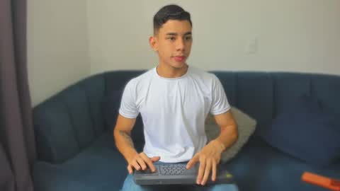 Snapshot of andrew_twink18 chatting on 29, 3, 2026 Andrew M. online show from 29, 3, 2026