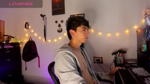 andy_guez_11 online show from 16, 12, 2024
