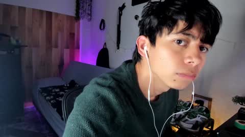 andy_guez_11 online show from 4, 2, 2025